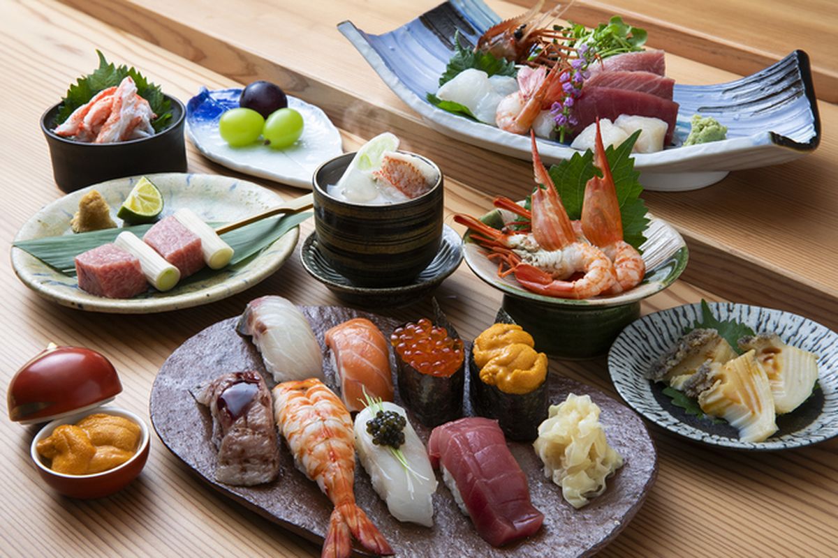 在印 朱色 三つ足鉢 5客揃 割烹料理 日本料理 在印 朱色 三つ足鉢 5客揃 割烹料理 日本料理 工芸品