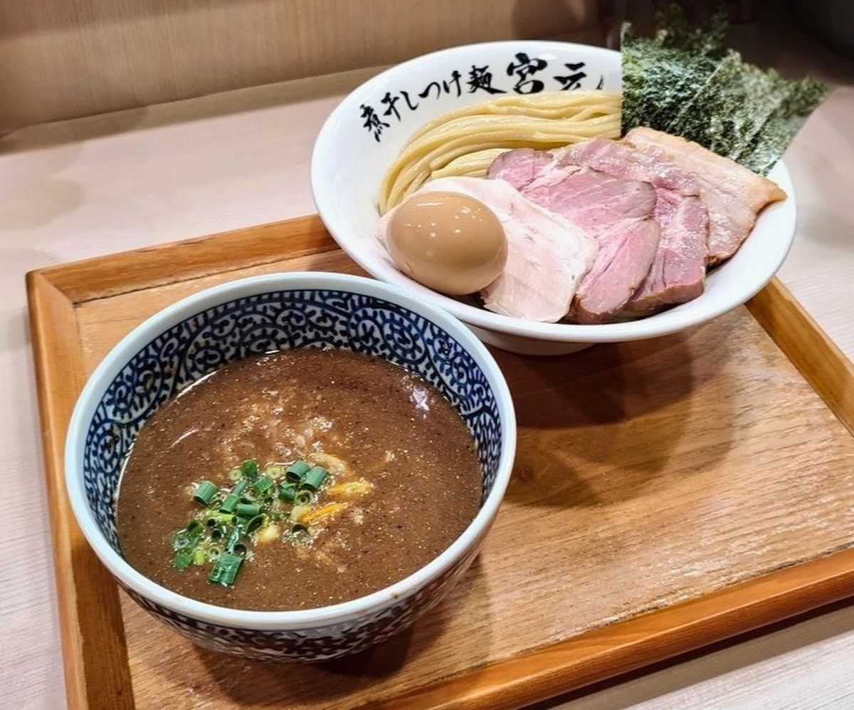 黒色お面 胆沢町刻印付き 煮干しつけ麺 宮元 - Restaurant Guide - TableCheck