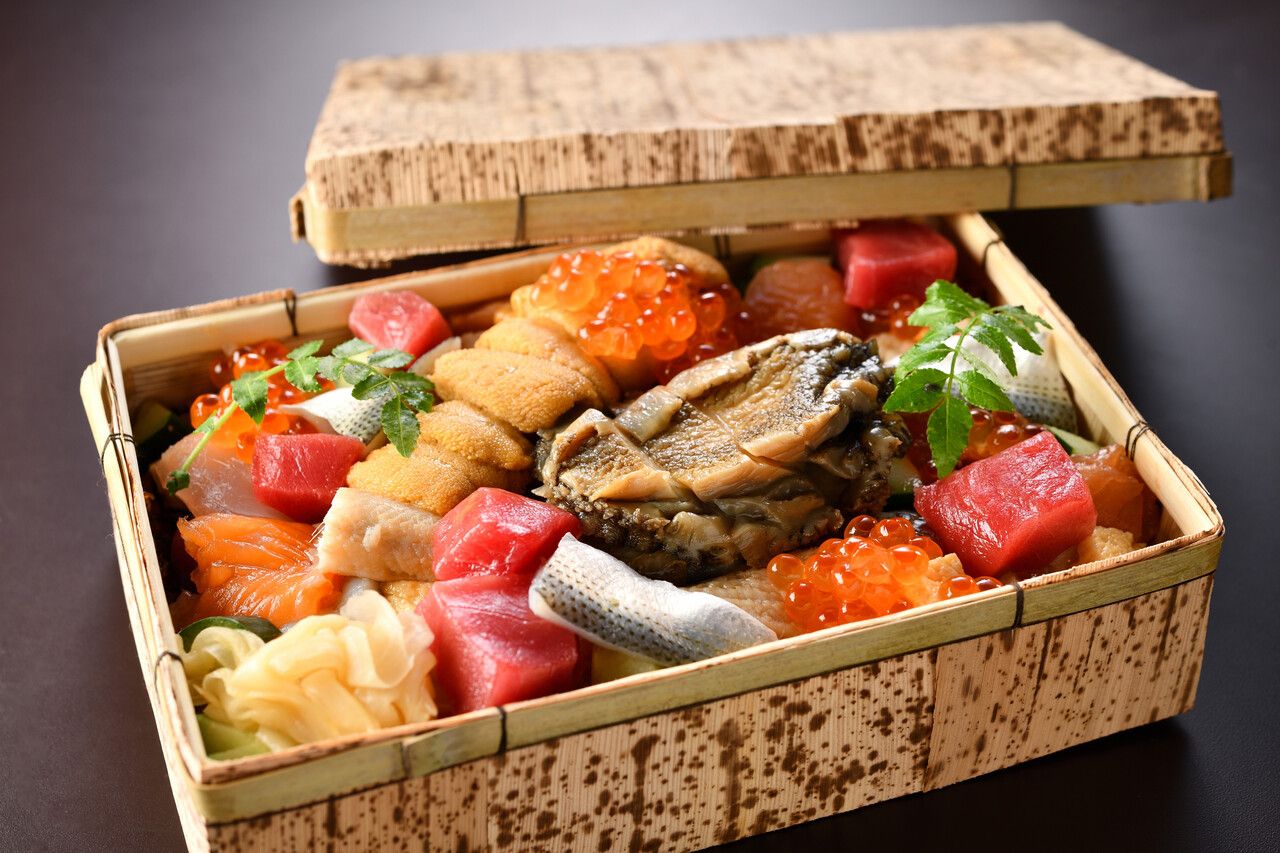 江戸前仕込みの鮑と雲丹のせバラ ちらし