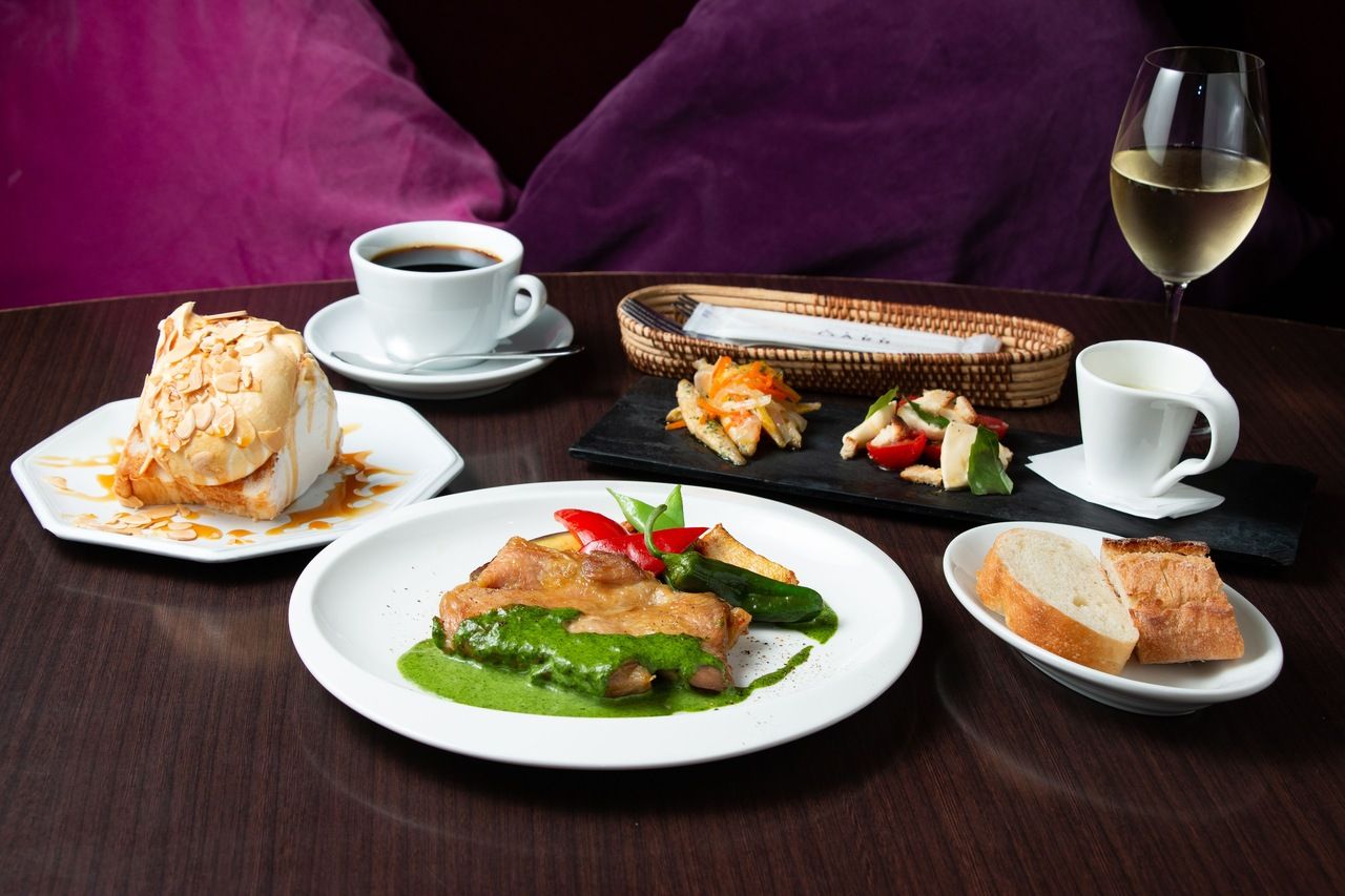 [Weekday only leisurely lunch course] ~ Toast drink + salad + main dish + dessert + CAFE