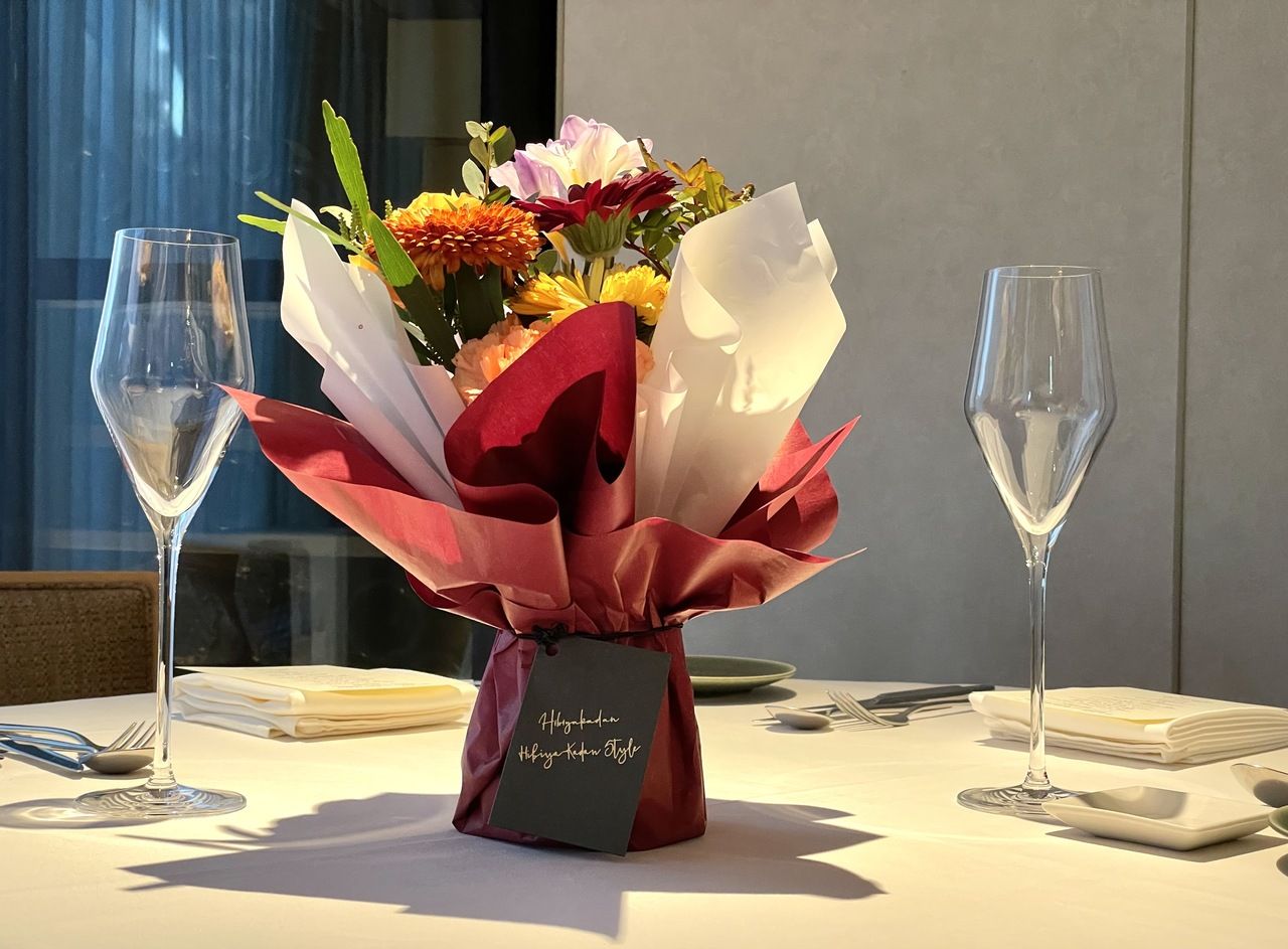 Anniversary Lunch + Glass Champagne + Anniversary plate + Bouquet of Hibiya Kadan