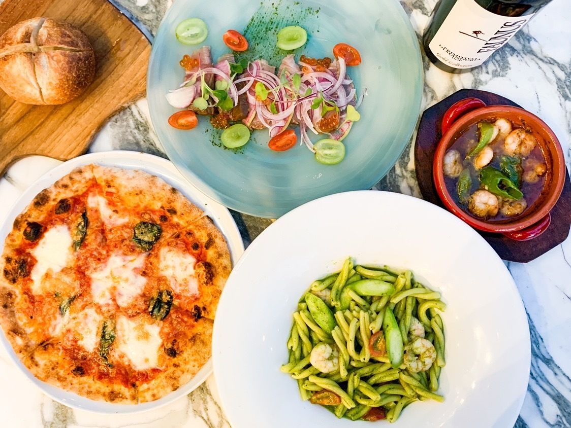 Our signature rotisserie chicken meal course is ¥5,500 (¥6,050 including tax). Reservations are accepted for groups of four or more.