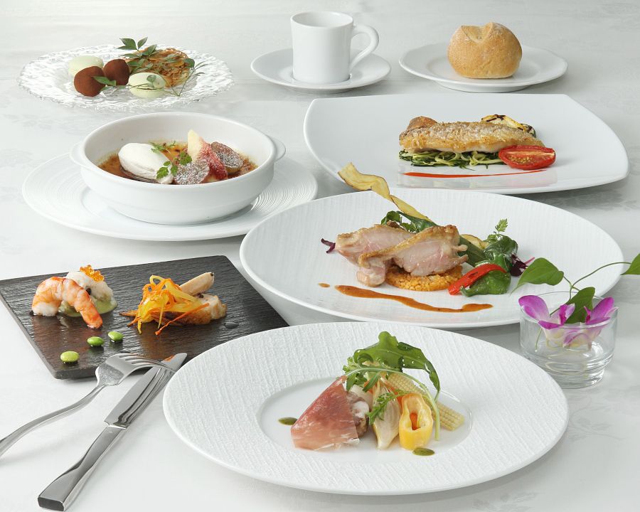 Seasonal specialty course with one drink and anniversary cake
