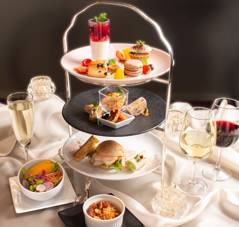 [From 17:00] Evening high tea (one drink included)