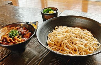 C2.しし肉丼とざるそばのセット