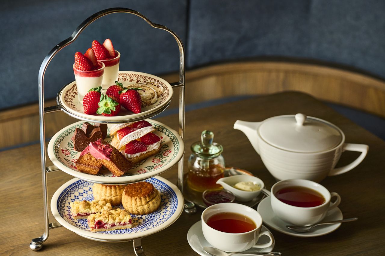 [Afternoon tea (Saturdays, Sundays, and holidays)] Strawberry afternoon tea set ~ We will come to pour the finest black tea carefully selected by the staff ~