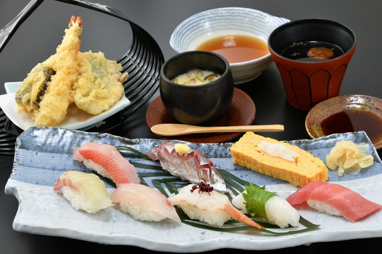 A set meal of 8 local fish sushi and tempura