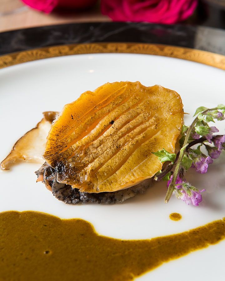 “Kiwami套餐” 用特选品牌黑毛和牛、鲍鱼等奢华食材来庆祝。