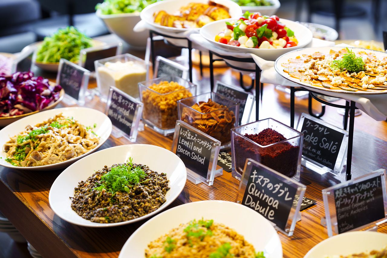 [Lunch] A salad bar with 30 varieties and a choice of three main dishes!
