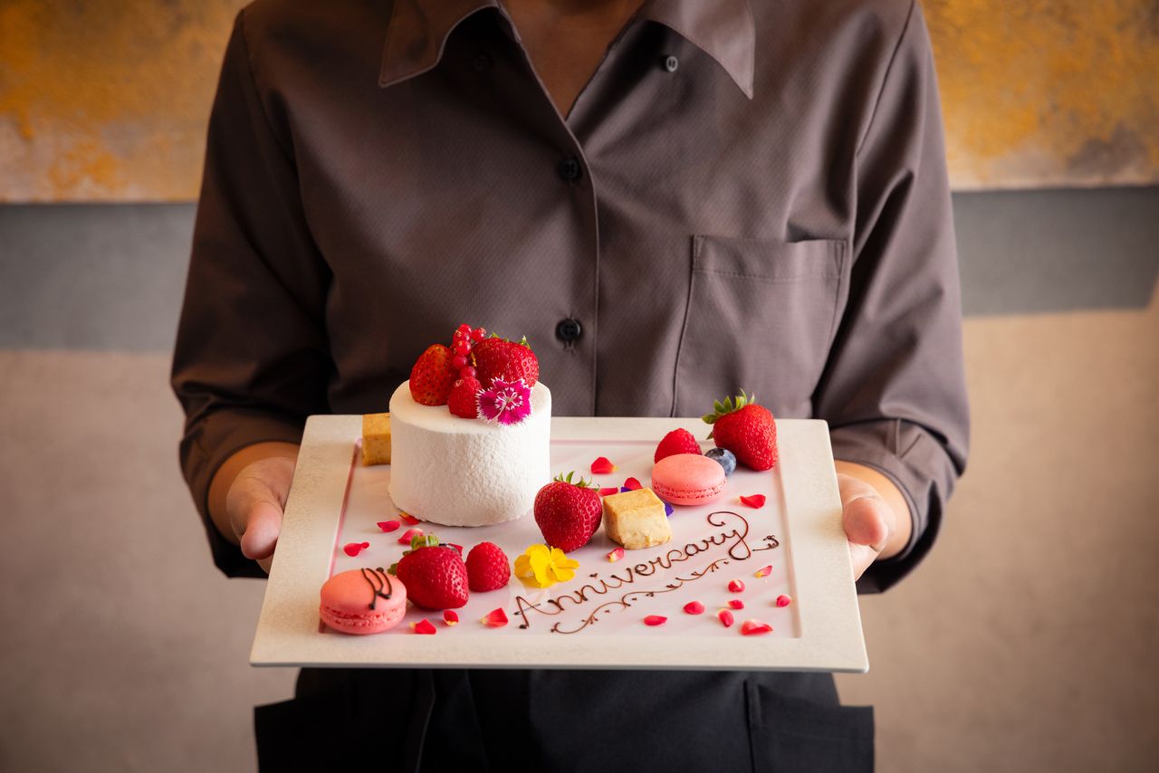 NEW Anniversary plate (dessert plate with message/single flower)