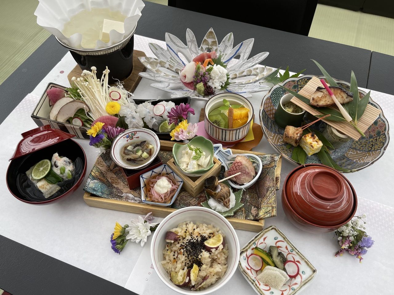 [In-store seating only] Chef's recommended lunch course featuring an abundance of seasonal ingredients