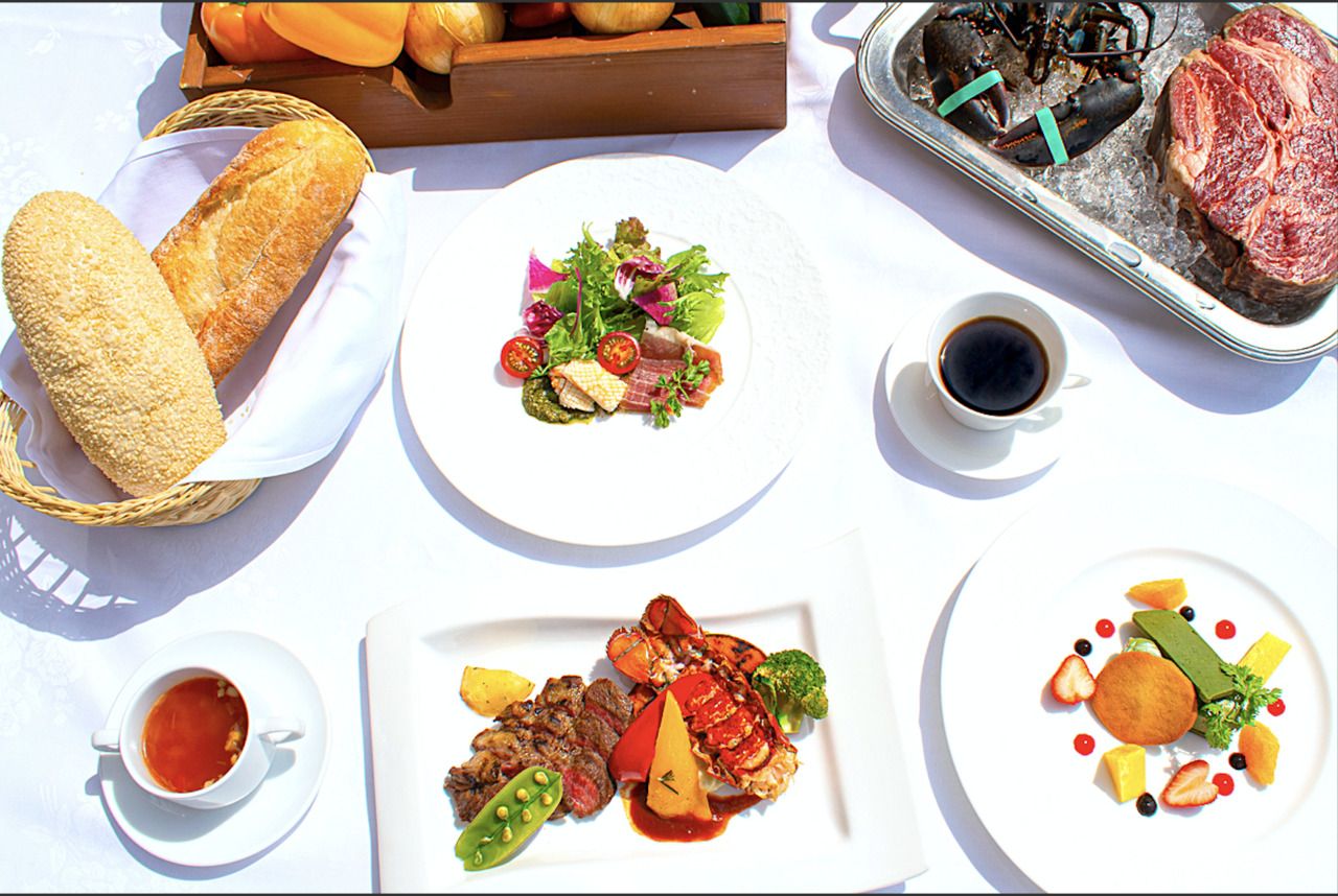 Course lunch (appetizer + soup + hors d'oeuvres + pasta + main + bread + dessert + drink)