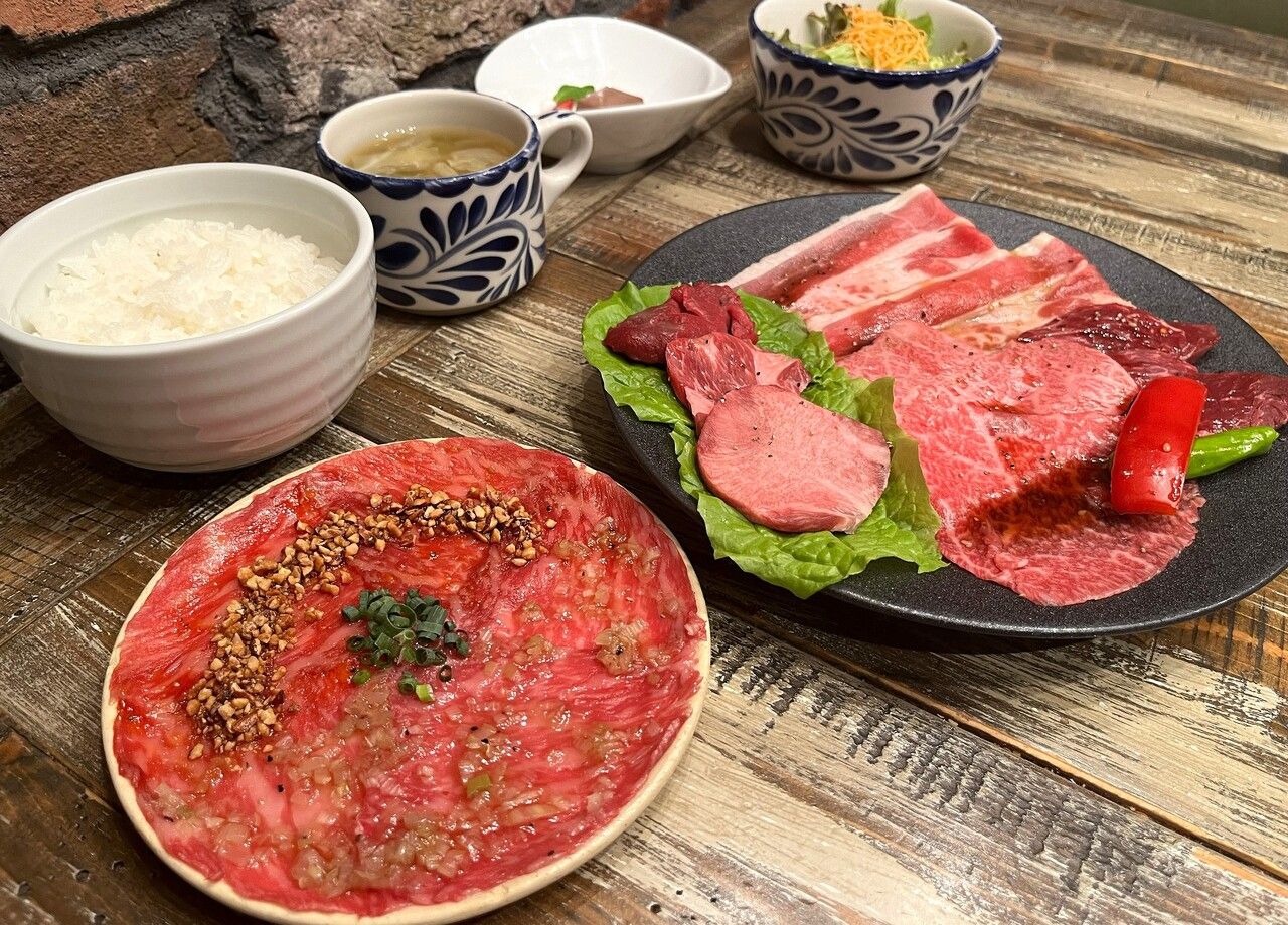 ★ Enjoy yakiniku set with sirloin yukhoe