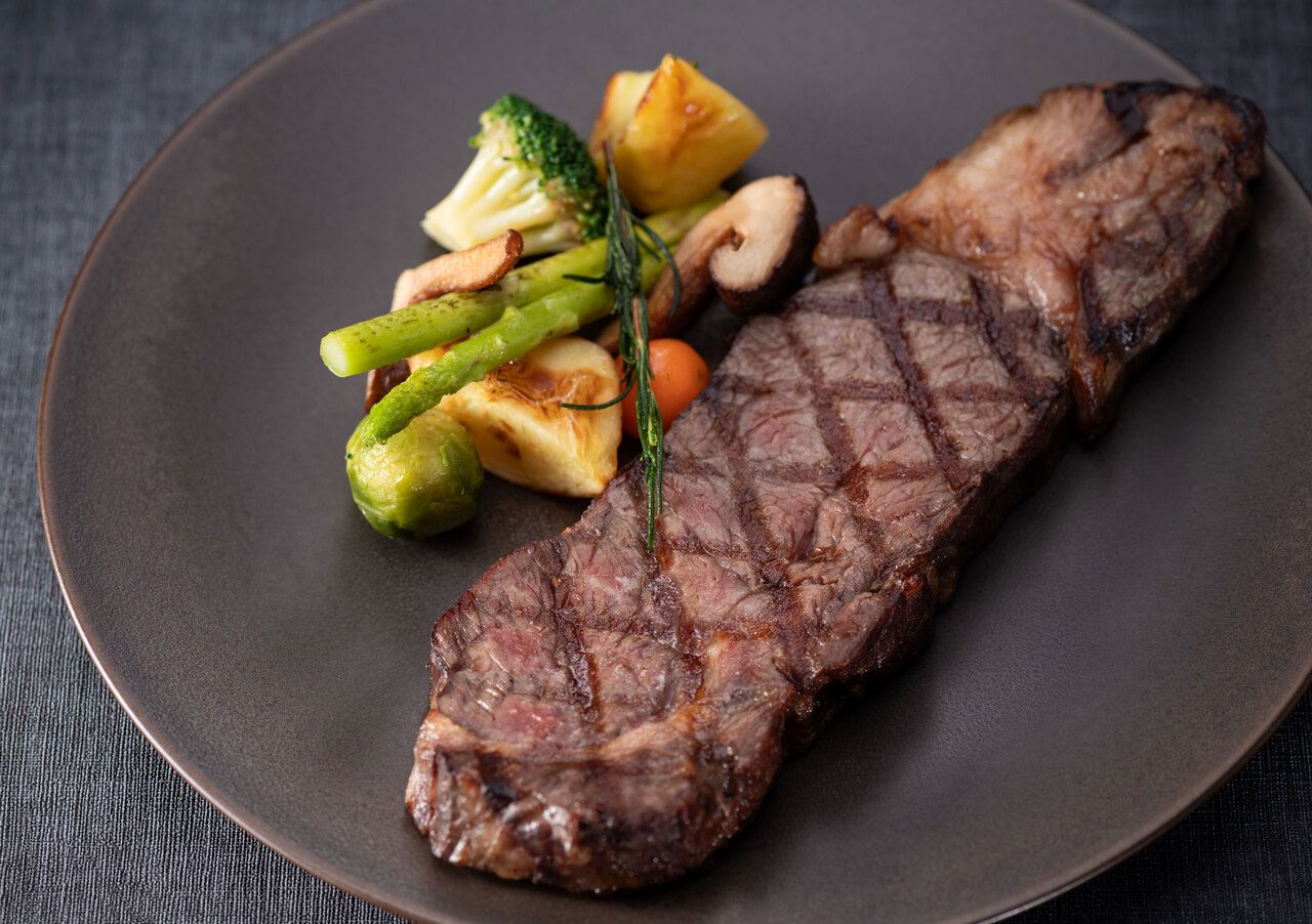 【90-Minute Dining】Mini Buffet Included ≪Lunch≫Grilled Steak（Japanese Beef Sirloin） with Steamed Vegetables - Choice of Japanese-Style or Western-Style Sauce