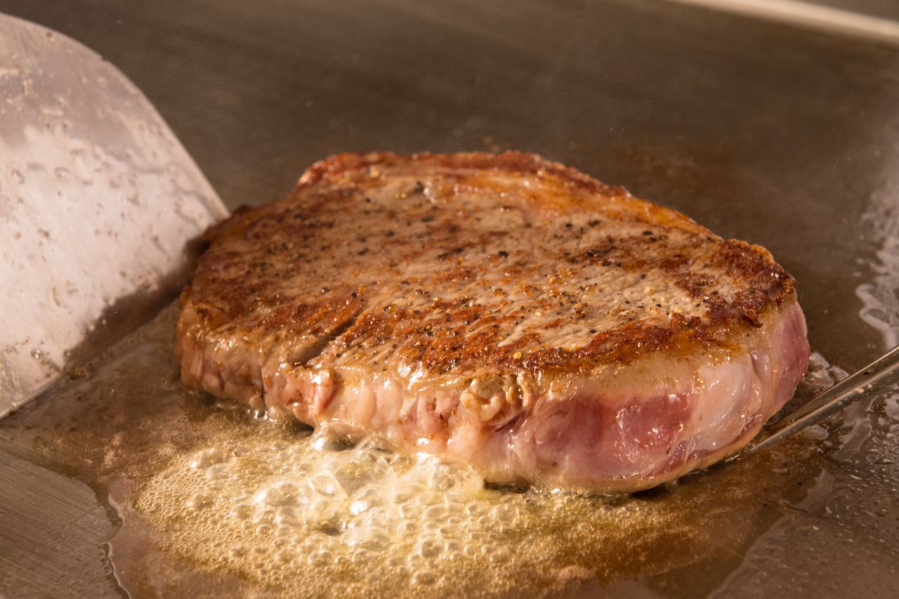 [Weekday Lunch] Beefsteak Plate + Sweets & Delica Island