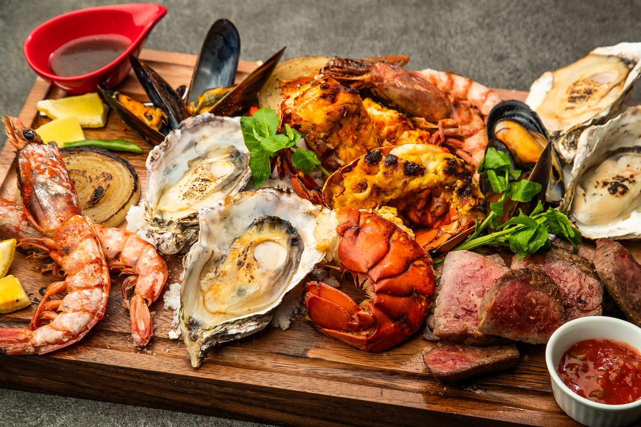 Enjoy REGARIO's cuisine with the platter course, which includes the restaurant's signature combination platter and paella. For an additional 2,500 yen, you can add 2.5 hours of all-you-can-drink.