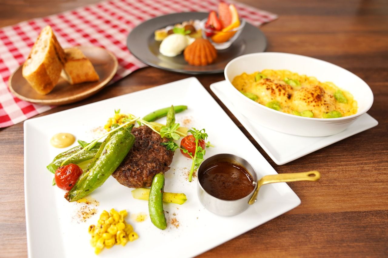 [Conjunto de almuerzo: Conjunto completo a elegir] Aperitivo + Plato Principal + Postre + Pan + Café