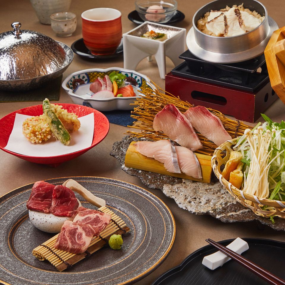 【燈花おまかせコース】『伊予真鯛の羽釜めし&炙り生雲丹と和牛の”うにく”茶漬け』＆『ふぐと帆立の黄金だし小鍋＆蟹イクラ小丼』 5,454円(税抜)