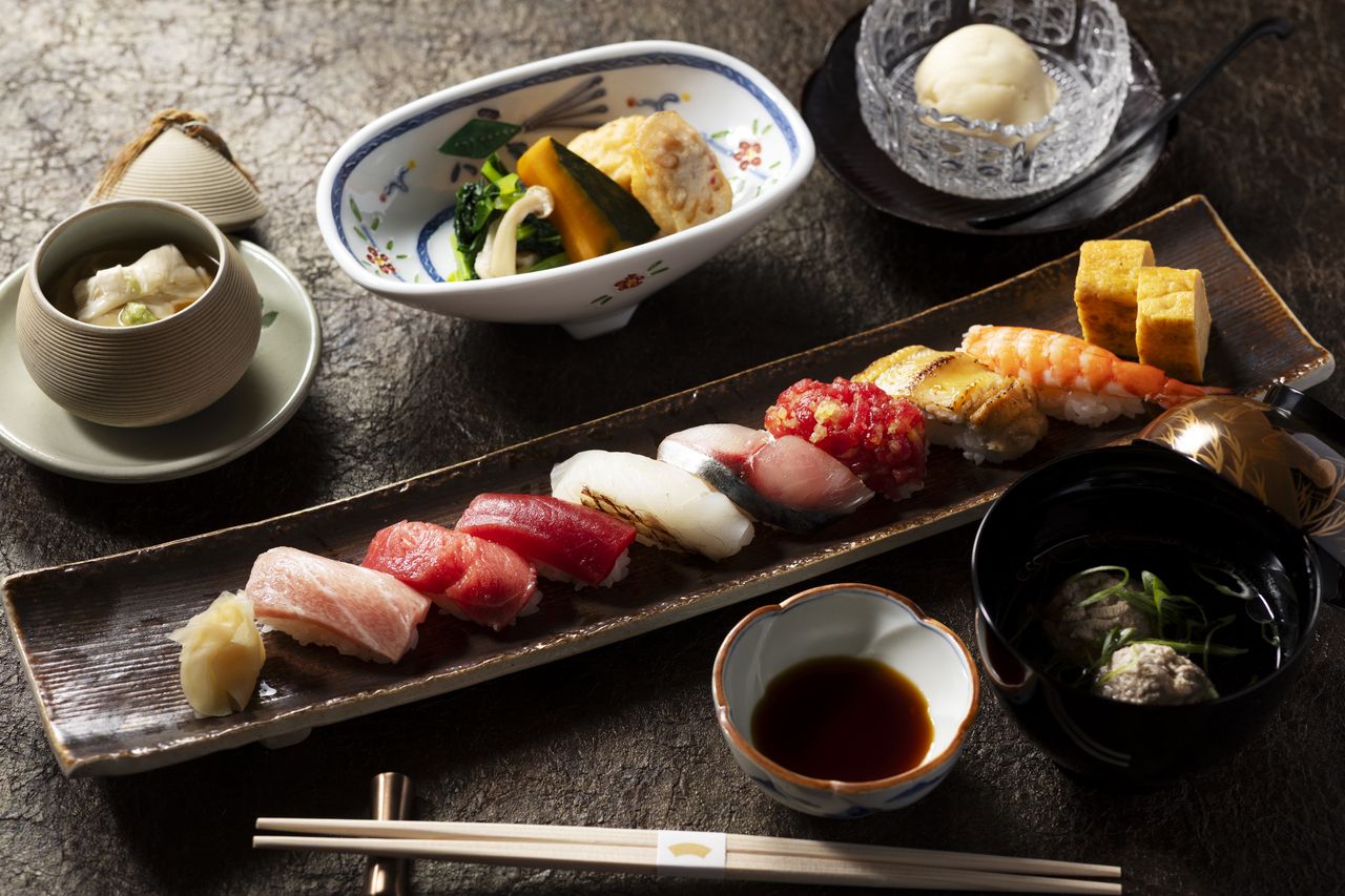 Toyosu Yamaji's luxurious tuna sushi set meal
