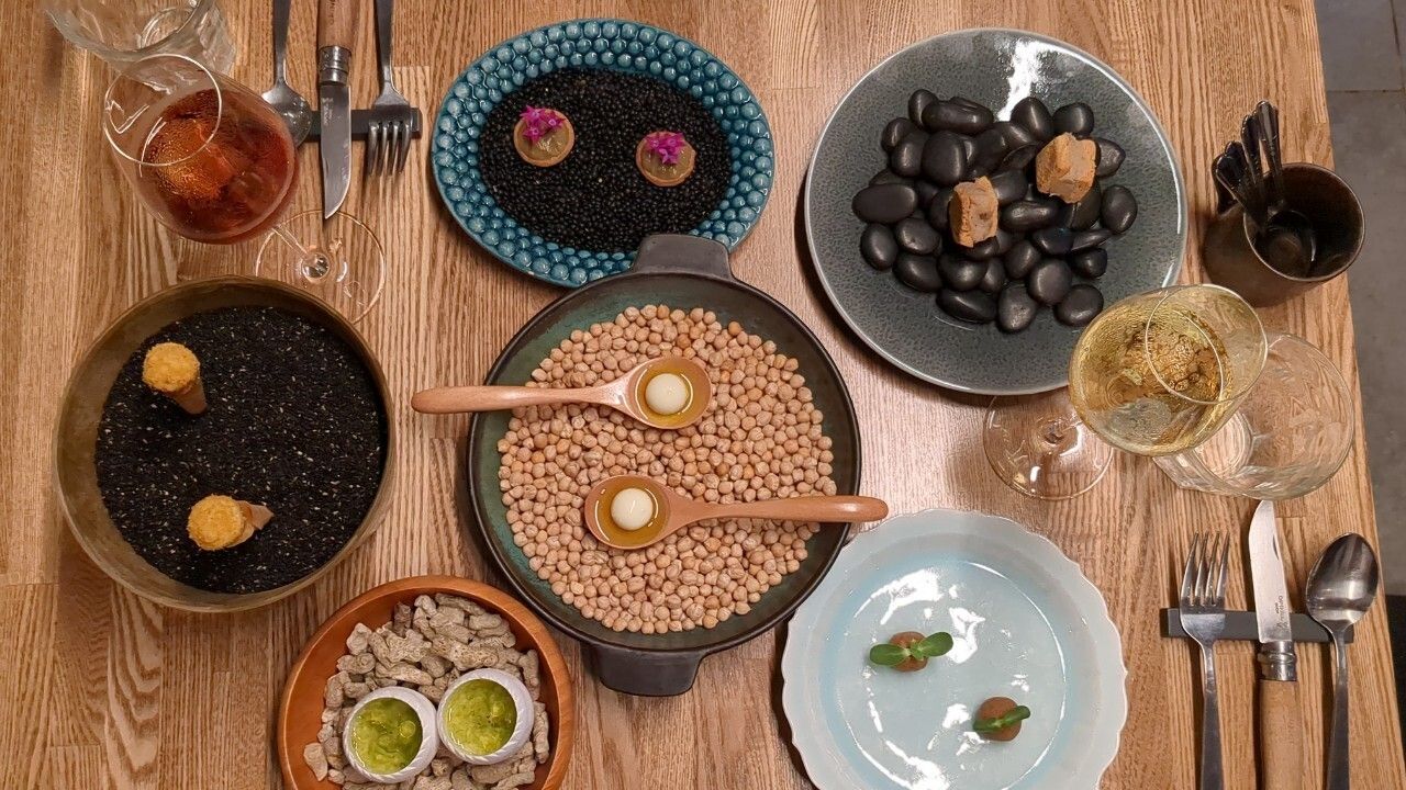 Starting October 1. 【Dinner】 10-course seasonal chef’s tasting menu with free-flow drinks.