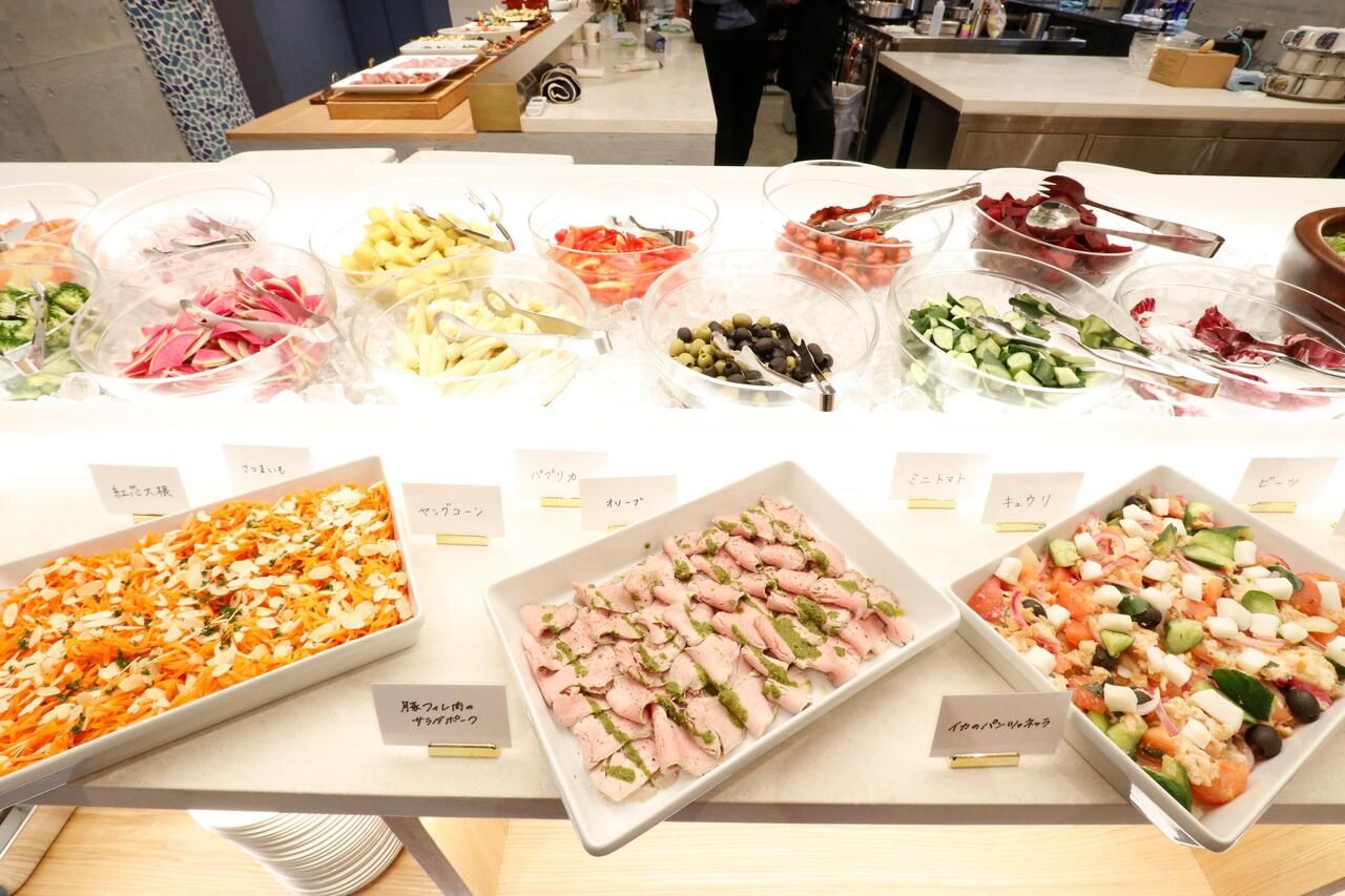 テーブルチェック限定で平日滞在時間フリー！【ランチビュッフェ】＋選べるメインディッシュ（ピンチョスや立川野菜など20種類以上食べ放題）＋スペインワインや国産ハーブティー飲み放題 