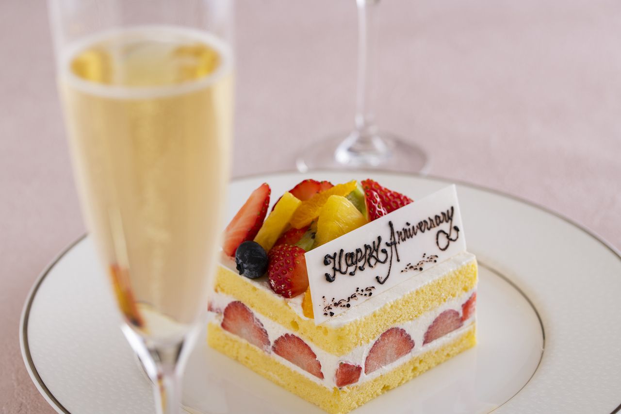 【12月】～乾杯ドリンク＆特製ケーキ付き～アニバーサリープランディナーブッフェ　8,000円