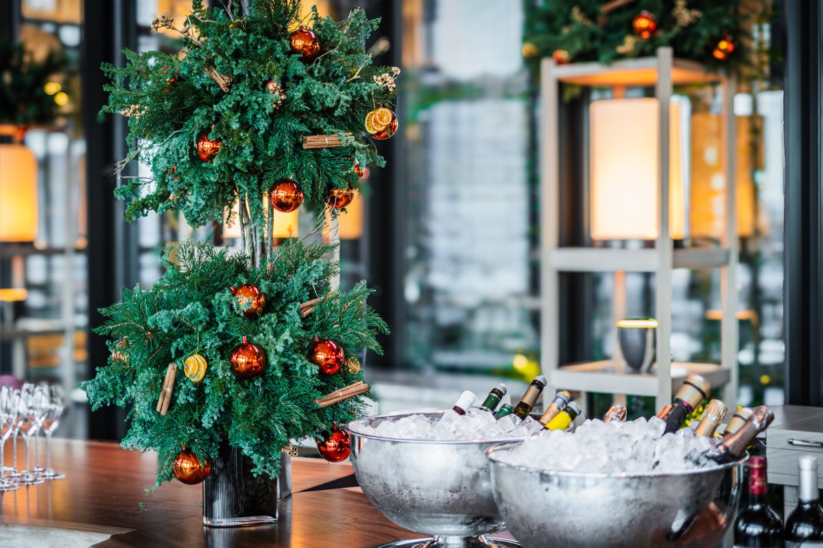 Festive Premium Buffet + Choice of Main Course / Free Flow Alcohol