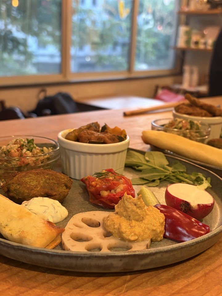 Counter seating only appetizer plate 　月替わりメニューと旬野菜を使ったお料理を8品ほど盛り合わせたプレートです/ドリンクオーダー別