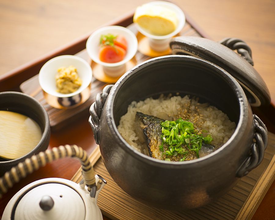 [需要预约/午餐套餐]从开胃菜到生鱼片、主菜、烤箱米饭，轻松的“六山午餐”。