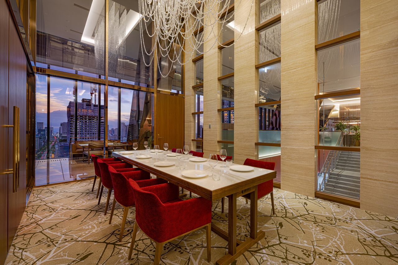 Weekday Lunchtime Private Rental (Buffet + Free-flow Premium Drinks) 35,000 yen