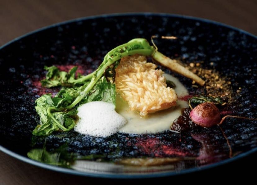 Chef's choice course with speciality hand-rolled sea urchin and blackthroat seaperch and a box of sashimi 22,000 yen (tax included)