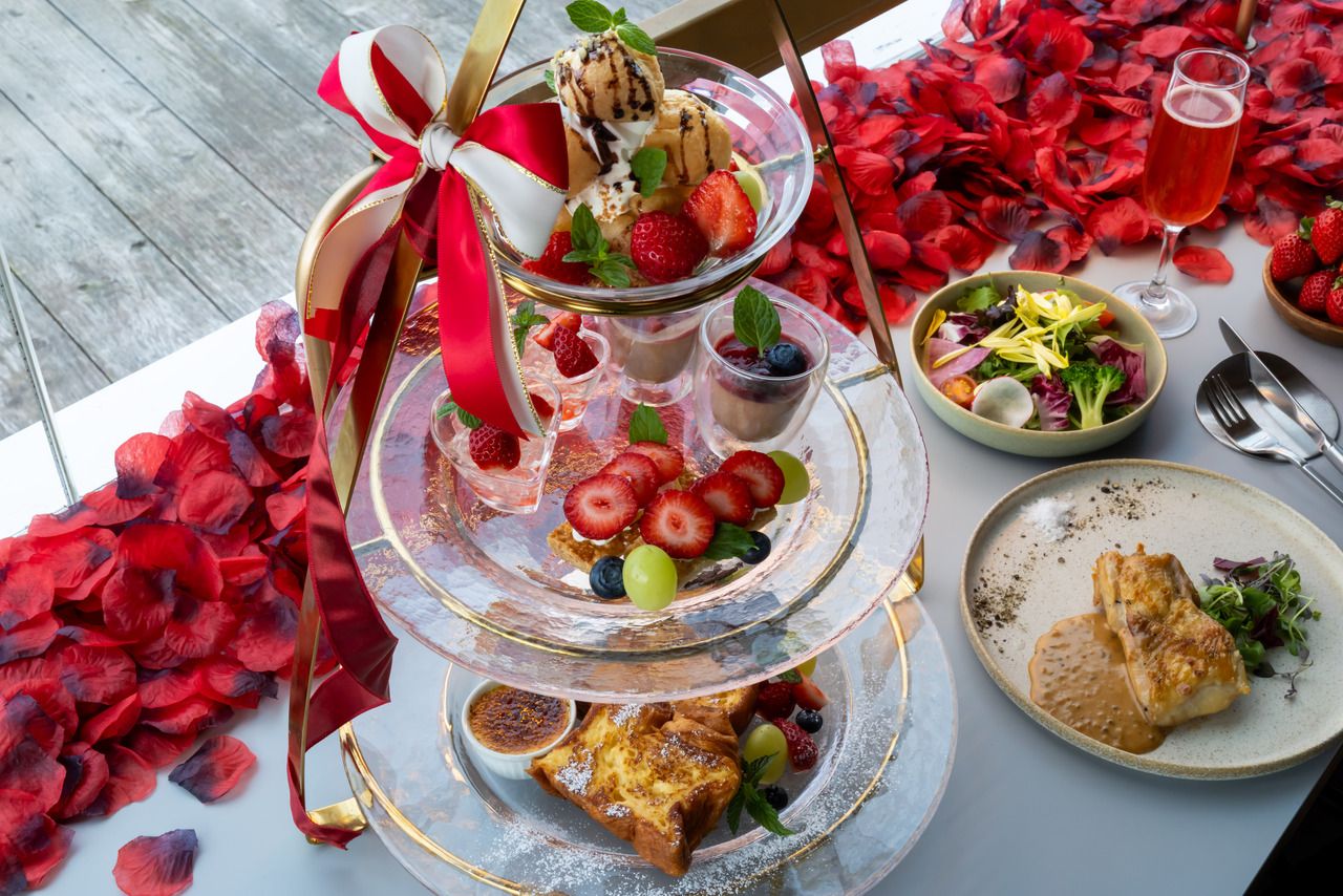 [Lunch & 90 minutes of free flow included] Luxurious Amaou Afternoon Dessert Lunch Set