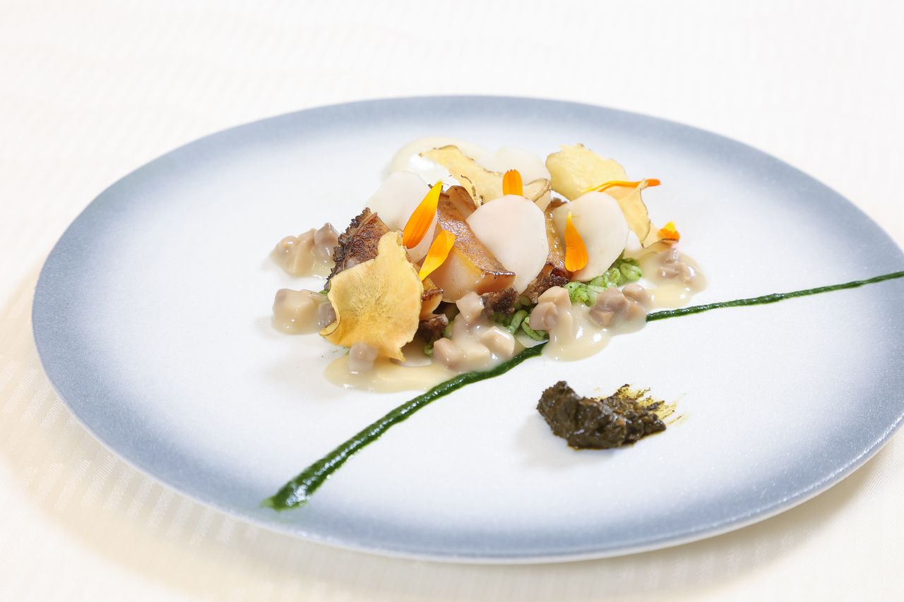 噴火湾産”蝦夷鮑”のポワレ 菊イモのピューレ　十勝マッシュルームソース