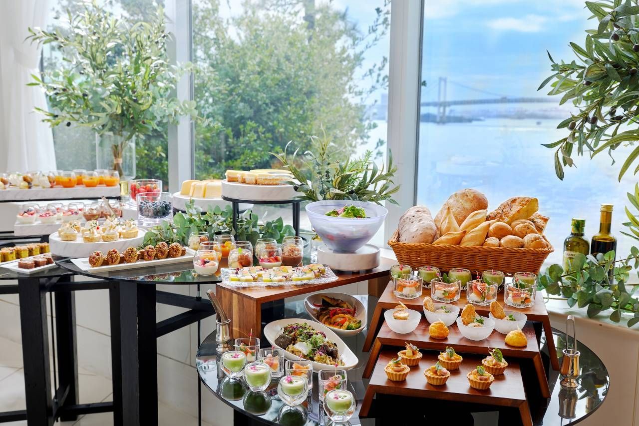 [Appetizer & Dessert Buffet] Choose your main course and enjoy an elegant lunch