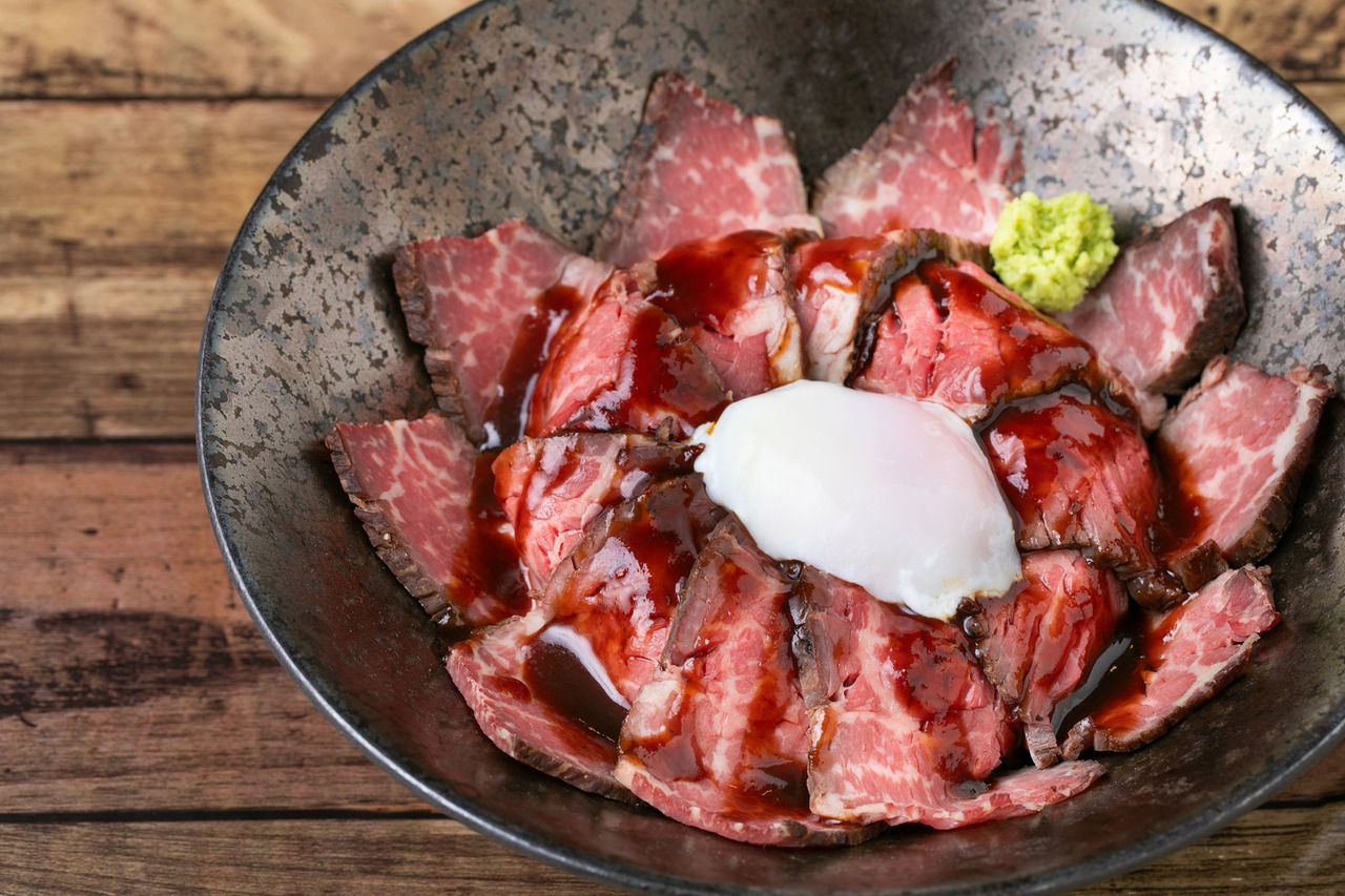～熊本の魅力を一皿に～赤牛ローストビーフ丼（スープ付き）