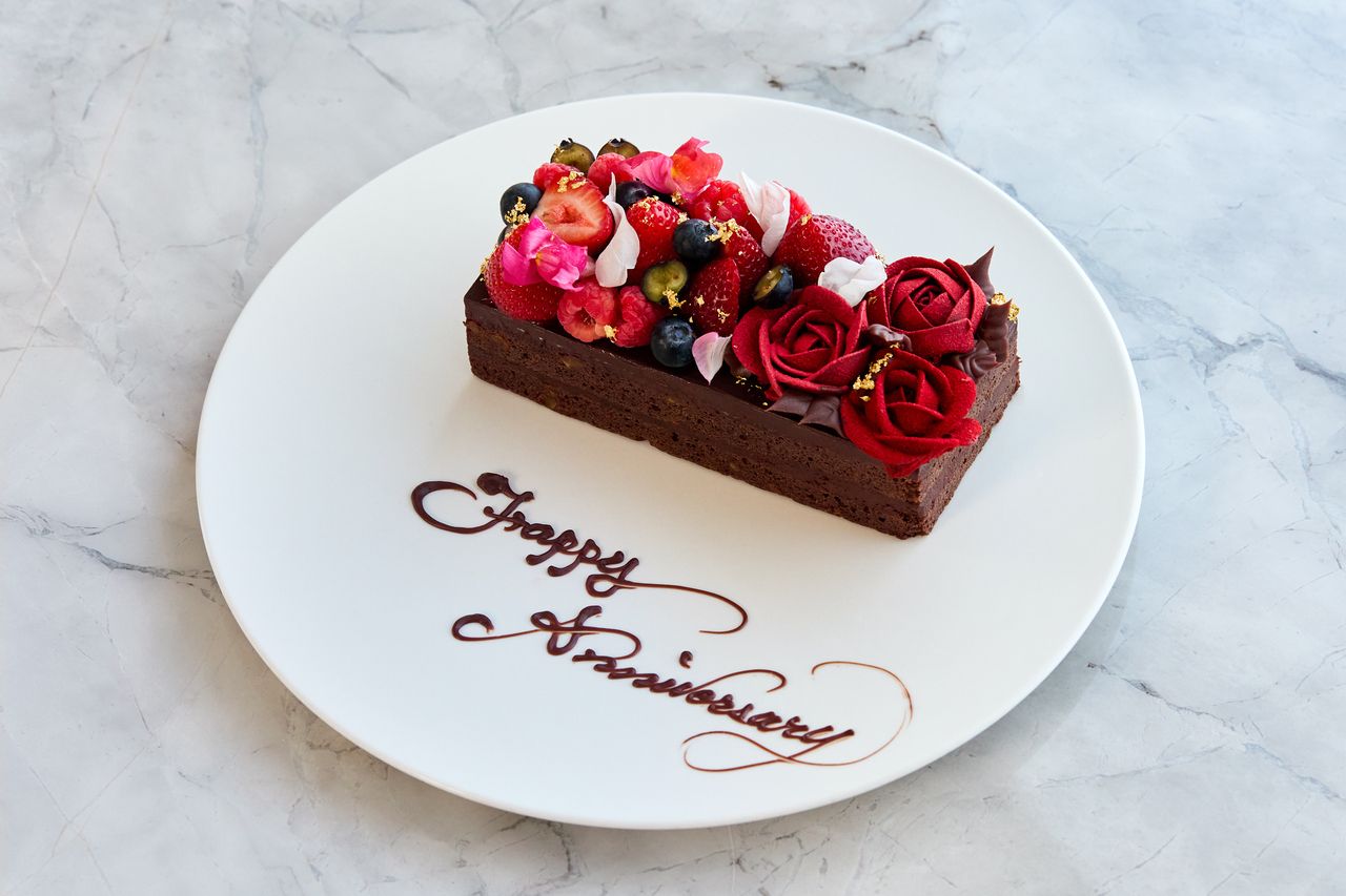 The Ritz-Carlton, Chocolate Cake (7.5cm x 17cm)