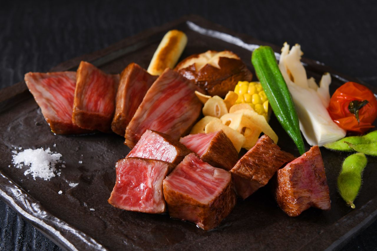 June onwards (weekends and holidays, lunch): A feast of premium Kobe beef and seafood at "Shioka" (潮香)