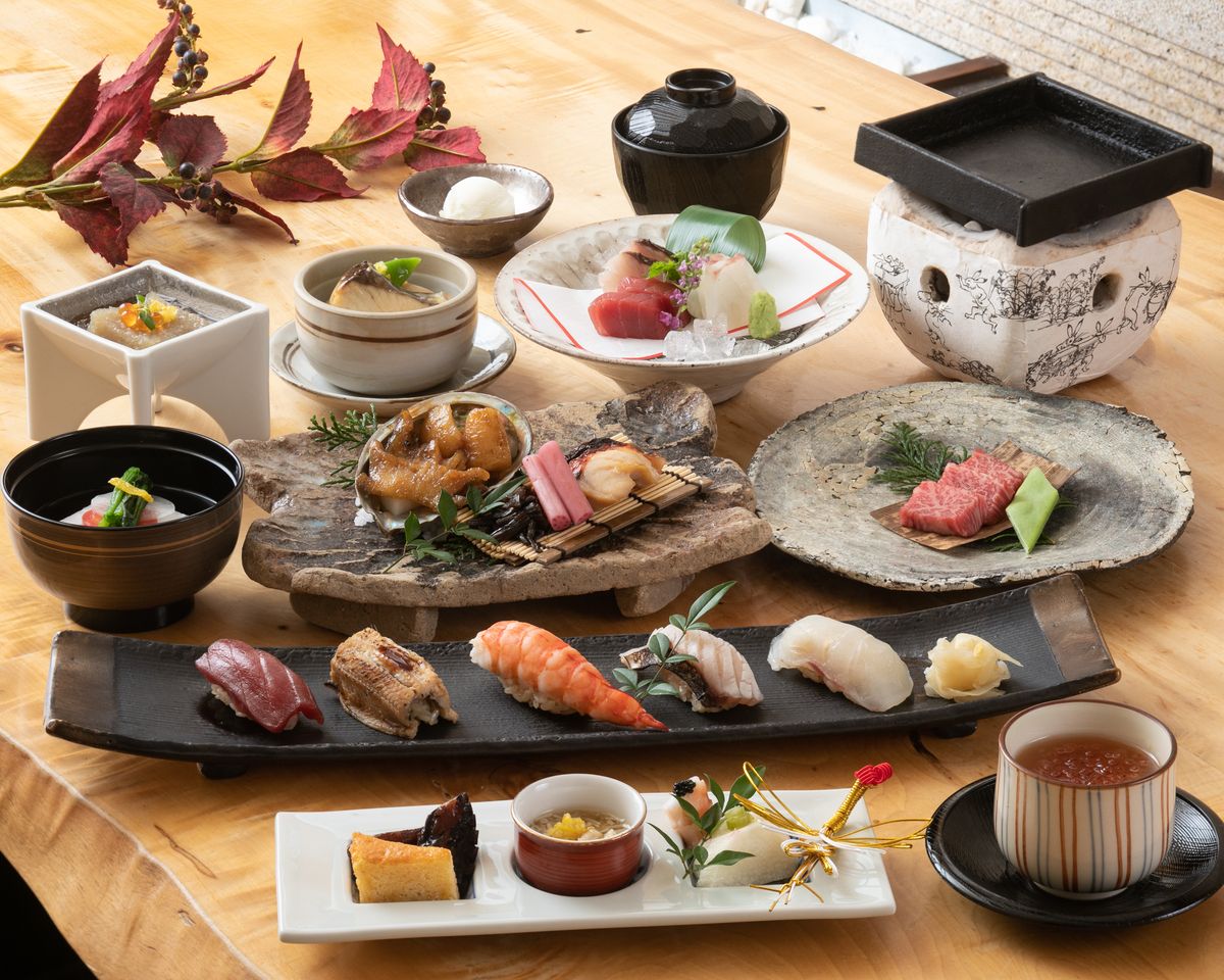 【旬の食材を愉しむ 江戸前鮨 極みコース】『江戸前鮨と鮑の牡蠣醤油バター焼き』＆『小豆島オリーブ素麺と産直やさい天ぷら』5800円(税抜)