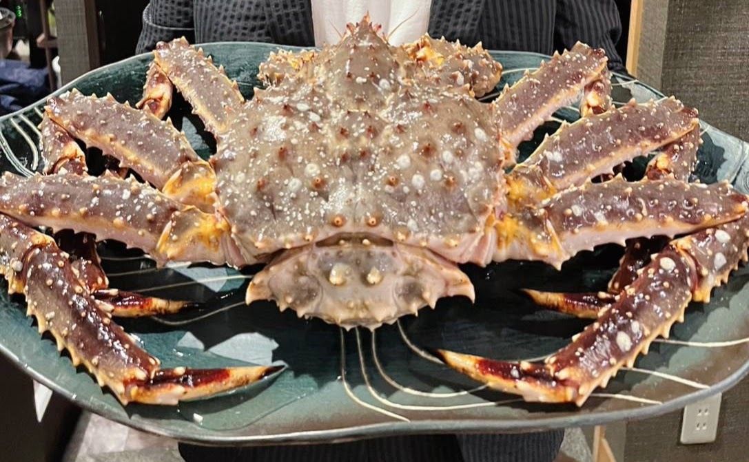 Live King Crab Course (1 crab for 2 people) Price may vary depending on availability.