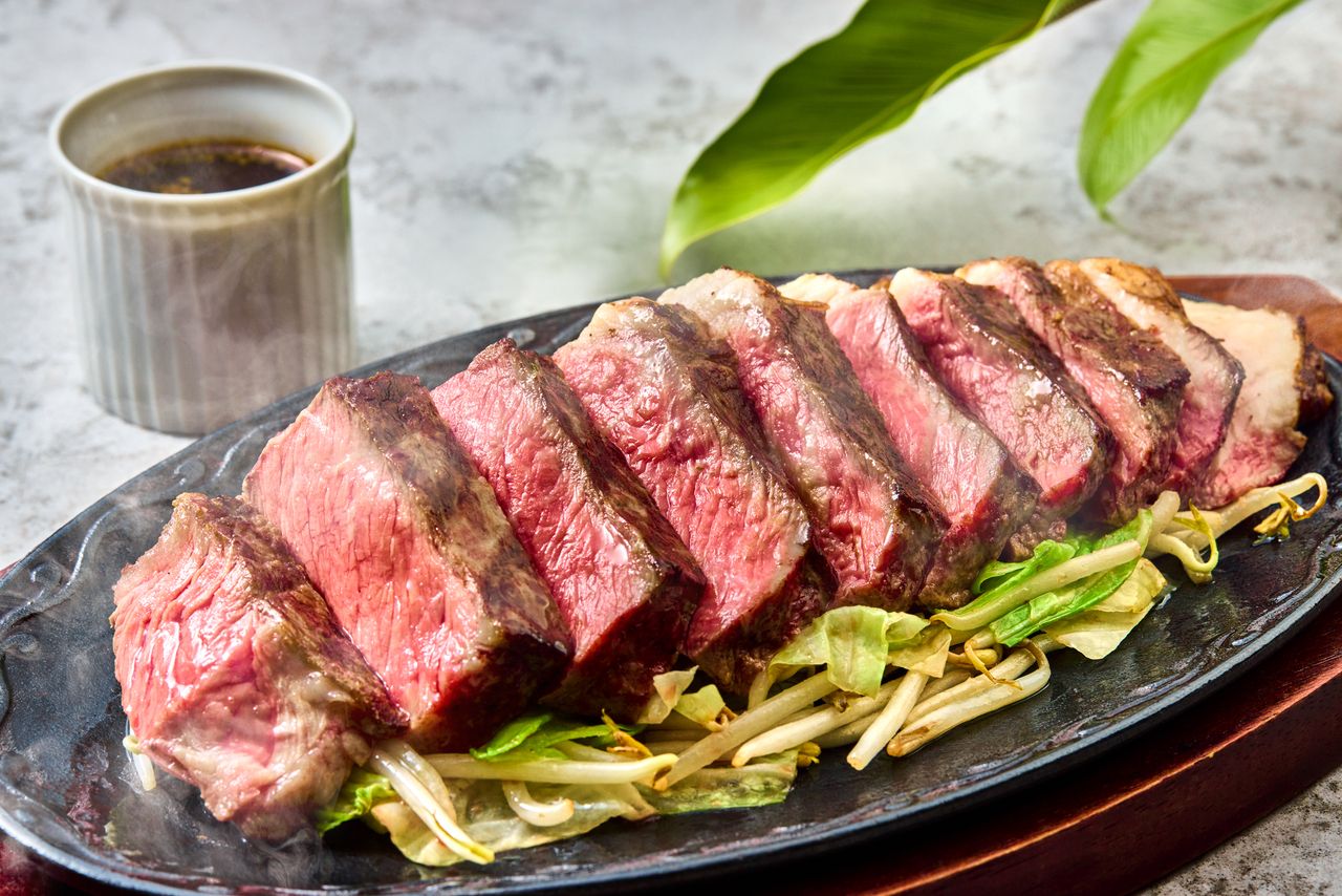 Barley-fed beef sirloin steak (450g)