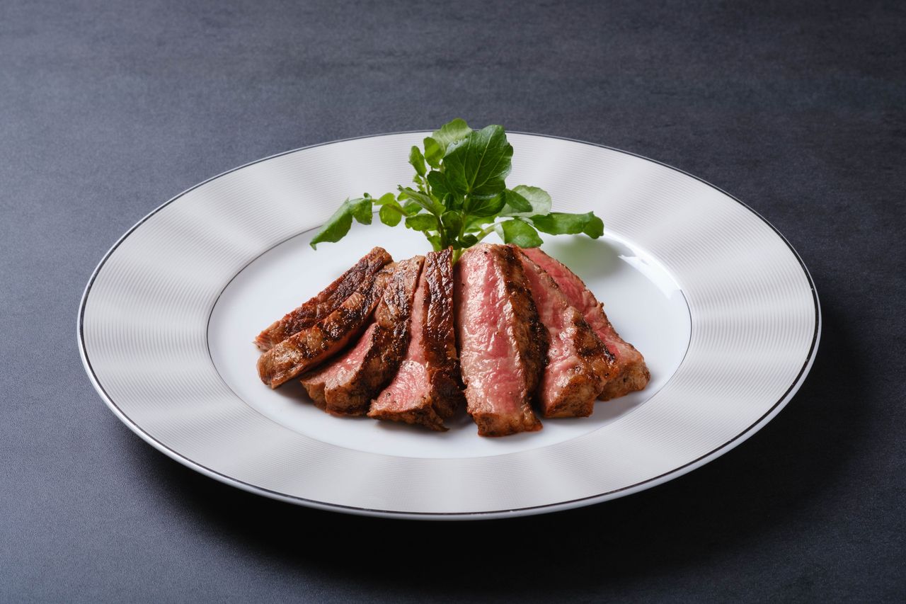 Stik sirloin Wagyu keluaran Okinawa dengan bar salad mewah dan bufet pencuci mulut.