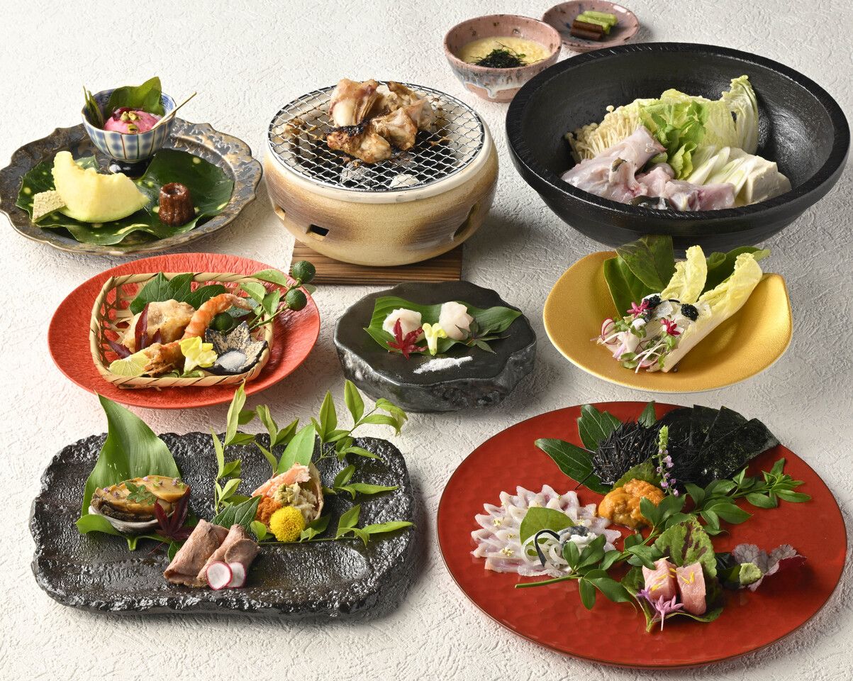 Day and Night Course 24,200 yen ◆ Includes a dismantling show, live tiger pufferfish grilled over bincho charcoal, fried live tiger pufferfish, natural tiger pufferfish hot pot, or 5 sushi rolls featuring natural tiger pufferfish and seasonal ingredients—enjoy a luxurious array of tiger pufferfish dishes.