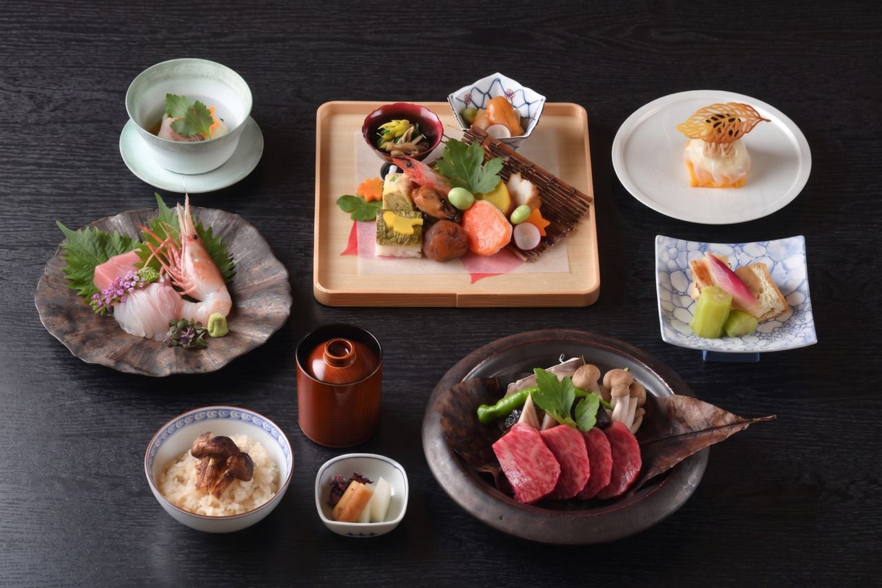 September–October Kaiseki Menu: [Individual Hot Pot] Furano Wagyu Grilled with Hoba Miso and Matsutake Rice—16,500 yen