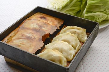 Feather dumplings of black pork and cabbage