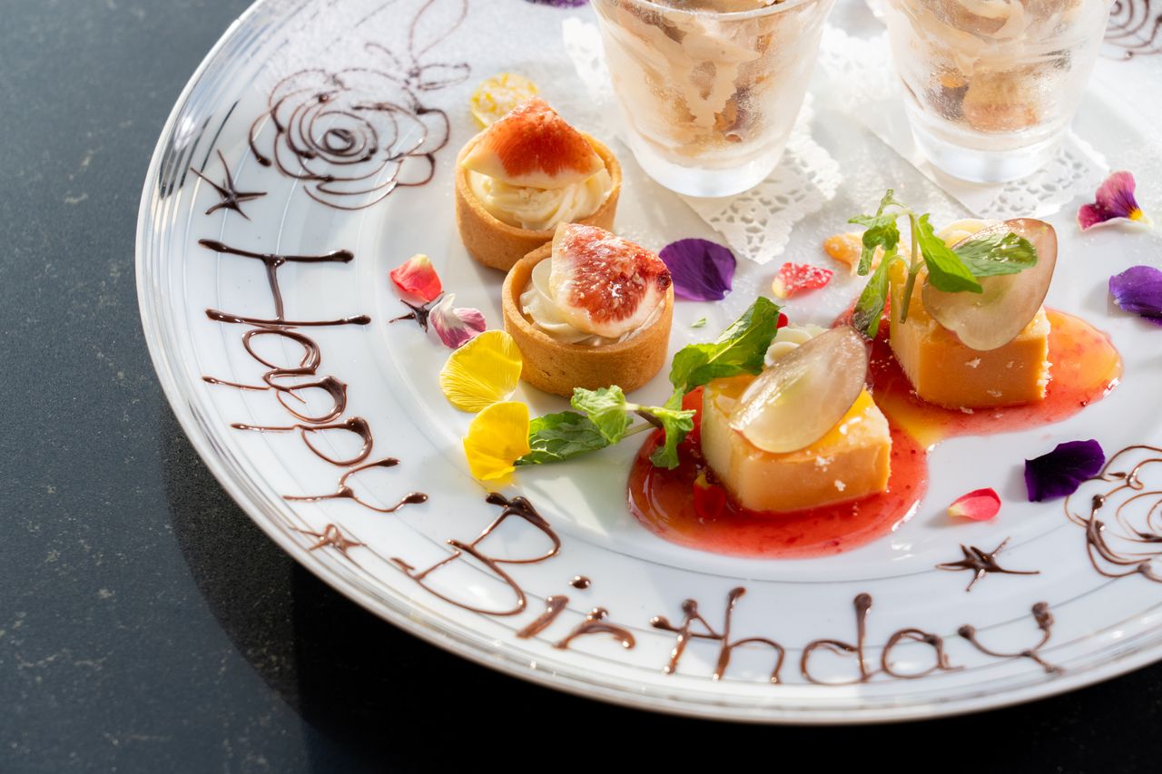 [ANNIVERSARY LUNCH] Recommended for anniversaries! A full course of beef sirloin steak and dessert platter with a toast included!