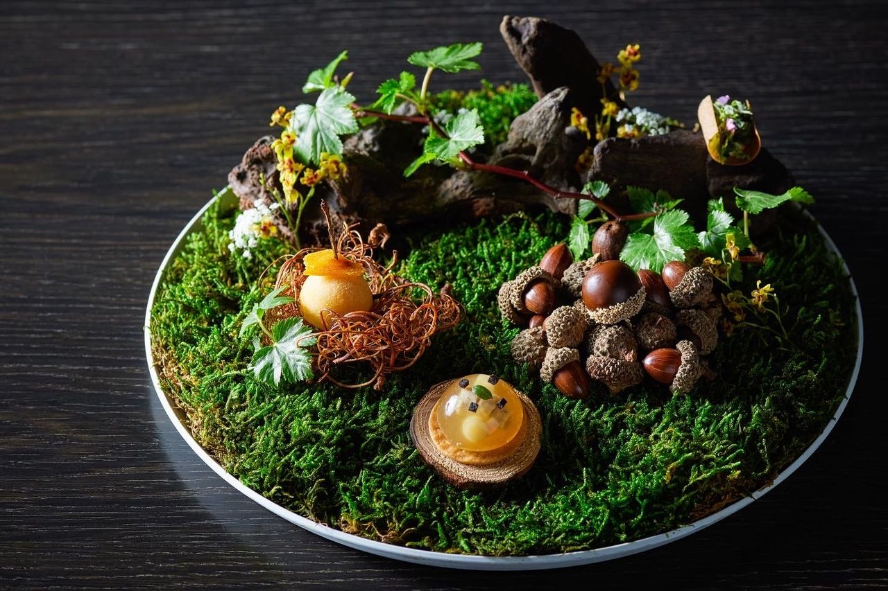 A la carte course with around 10 dishes using carefully selected seasonal ingredients