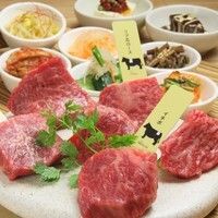 점심 행복 코스 — 숙성한 Kuroge Wagyu(黒毛和牛)를 포함한 15종류의 고기와 5종류의 식사 중에서 선택하실 수 있습니다.