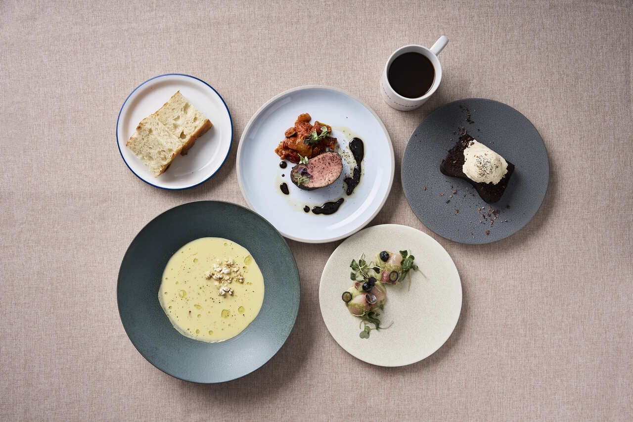 [Lunch only] Includes a sparkling toast! A casual four-course meal including appetizer, pasta, main course, pastry chef's special dessert and after-meal coffee!