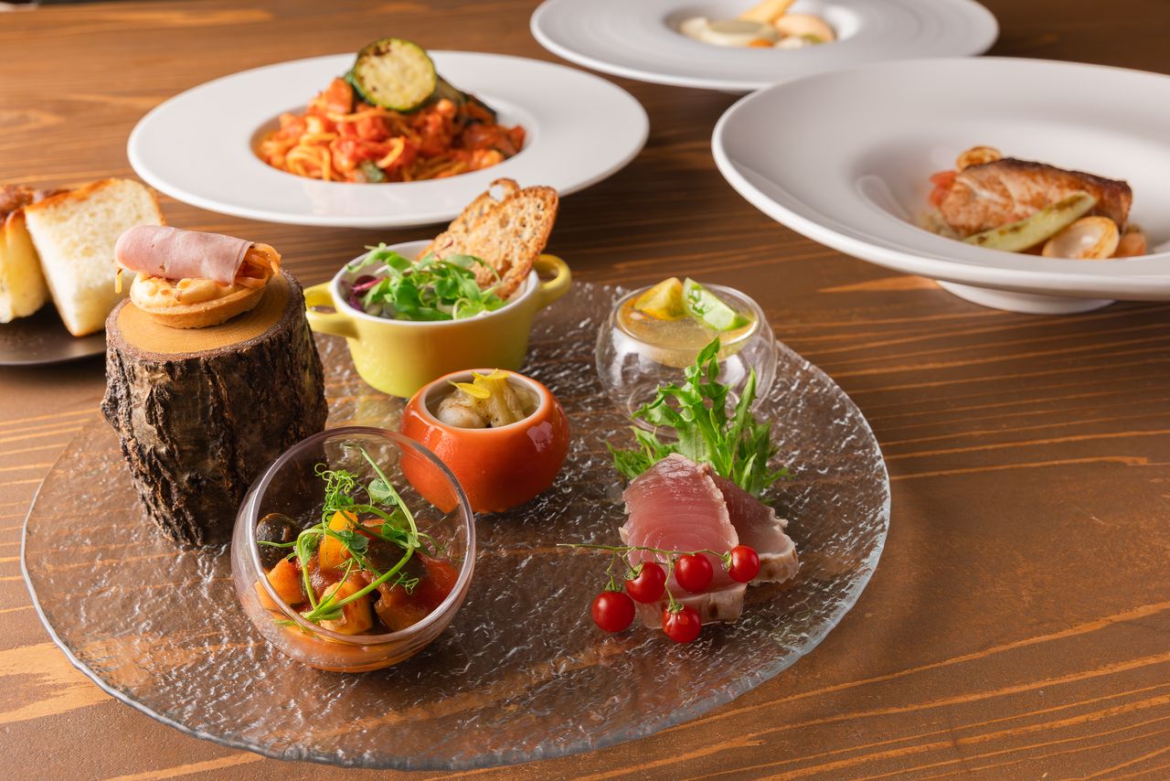 5種の前菜とパスタとメインディッシュのコース