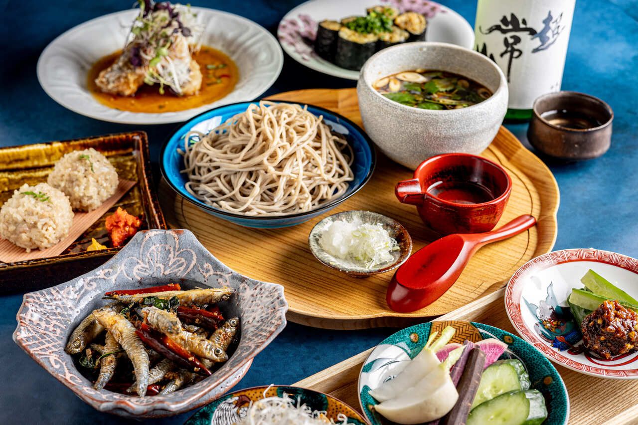 [Weekday lunch only] Tou Soba Kaiseki course includes 5-item soba platter, hand-rolled dishes, grilled dishes, hand-made soba, etc.